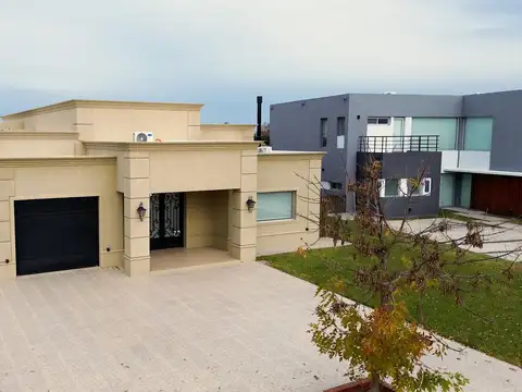 Casa en Venta en Haras Santa María, USD 385.000
