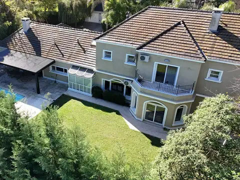 Casa 6 ambientes con 5 baños
