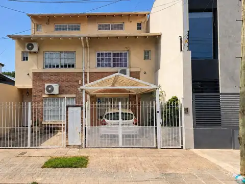 Casa Triplex en Carapachay con cochera / Apto Crédito