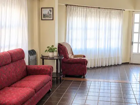 CASA EN ESQUINA – 200 m² CONSTRUIDOS EN EL CORAZÓN DE ECHESORTU