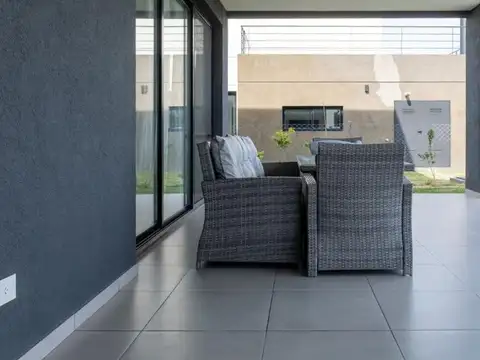 Casa 6 ambientes con 2 baños