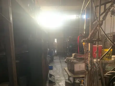 GALPON EN 2 PLANTAS DE 287,30MTS2 CUBIERTOS CON 2 OFICINAS, ENTREPISO Y FONDO LIBRE