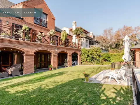 Importante casa sobre 810m2 de terreno en venta en Martínez, de Av. Libertador al Río.