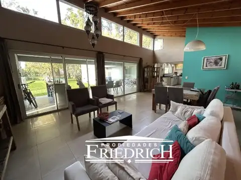 Casa 4 ambientes con 2 baños