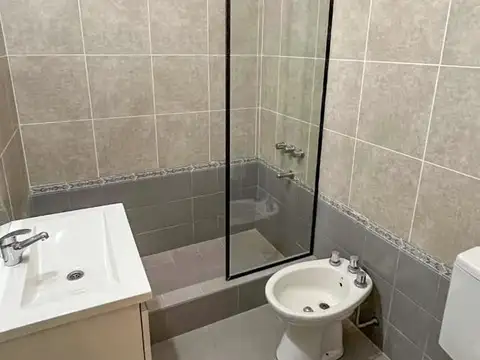 CASA RECICLADA EN VENTA! 2 DORMITORIOS, PATIO Y TERRAZA! 63.000 USD.-