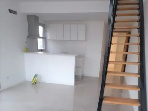 *EXCELENTE DEPTO. DE 2 AMB. (AMBIENTE ÚNICO + MULTIUSO) CON TERRAZA Y PARRILLA.  *COCHERA Y BAULERA