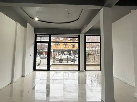 FINA PATAGONIA. Local comercial en alquiler ubicado en San Martin de los Andes