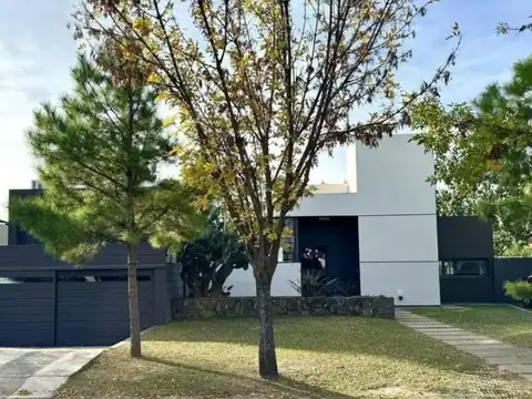 VENTA CASA 3 DORMITORIOS BARRIO FINCAS DEL SUR II