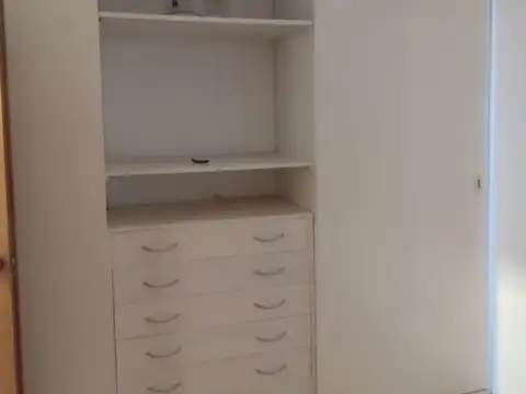 Venta de departamento de 3 ambientes en Planta Baja c/cochera en Condominio en Villa de Mayo.