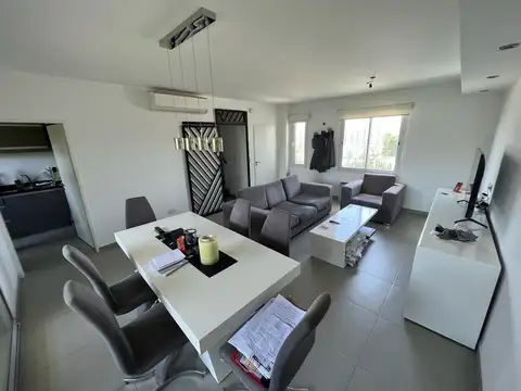Casa en Alquiler con 2 cocheras