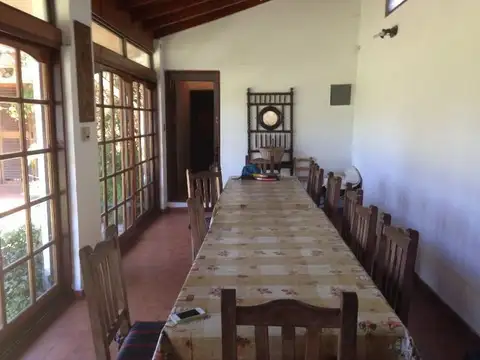 Casaquinta con piscina, cancha de paddle y gran parque con arcos de fútbol con red.