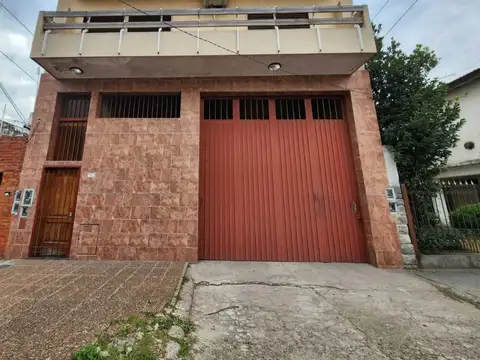 SE VENDE Galpón/Depósito + Dpto en planta alta. en LOMAS DEL MIRADOR