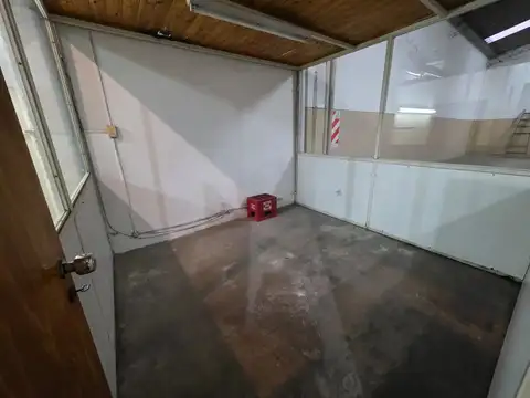 SE VENDE Galpón/Depósito + Dpto en planta alta. en LOMAS DEL MIRADOR