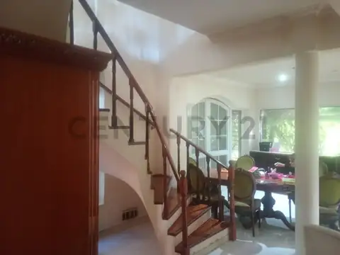 -  IMPERDIBLE QUINTA CON PISCINA Y ASADOR CRIOLLO EN PARQUE LELOIR. APTO CRÈDITO.