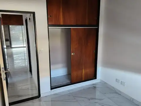 SAN JUSTO. SARRATEA 2700. CASA 4 AMBIENTES EN DUPLEX CON COCHERA CUBIRTA. Y PATIO.