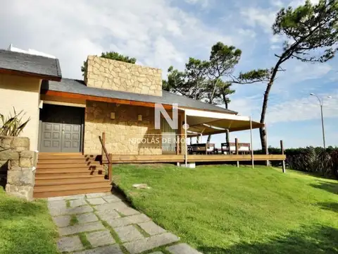 Casa en venta y alquiler temporario Playa Mansa 4 dormitorios