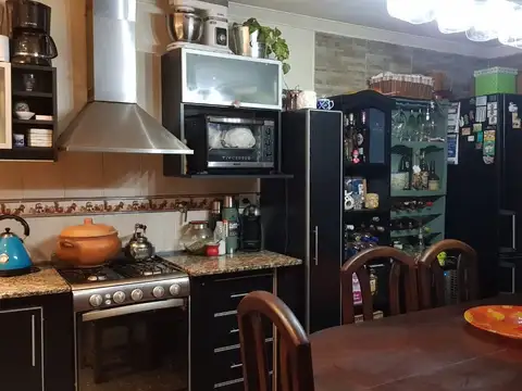 Hermosa Casa Ideal familia amplia, con Depto Independiente, Quincho y Pileta