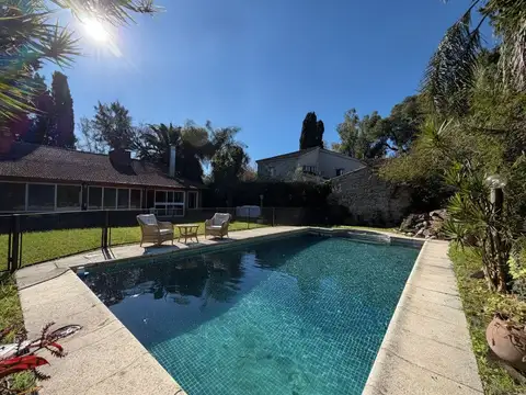 VENTA AMPLIA CASA 6 AMB CON JARDIN PILETA PARRILA Y COCHERA EN SAN ISIDRO