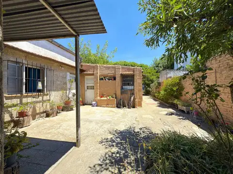 EN VENTA LOTE CON DOS CASAS SOBRE AVENIDA PERÓN