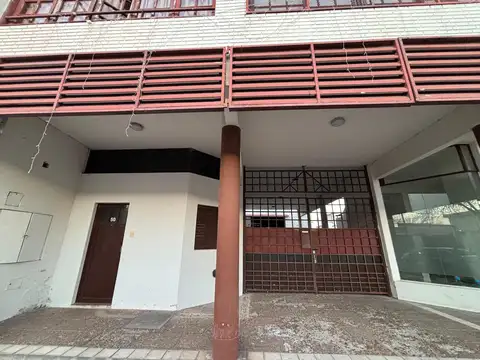 Propiedad multifuncional con local comercial, galpón y 3 departamentos