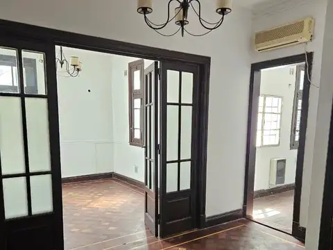 Amplio departamento con estilo clásico