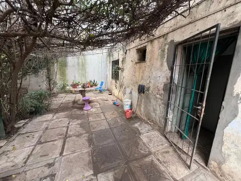 Se vende lote 10 x 48,70 con casa a Refaccionar.