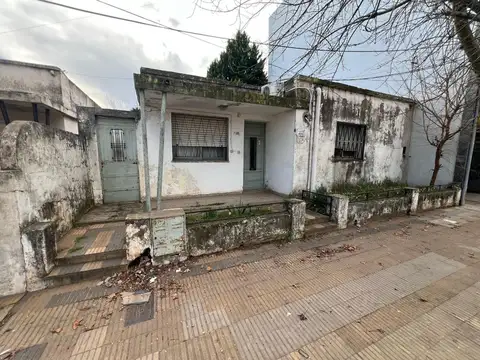 Se vende lote 10 x 48,70 con casa a Refaccionar.