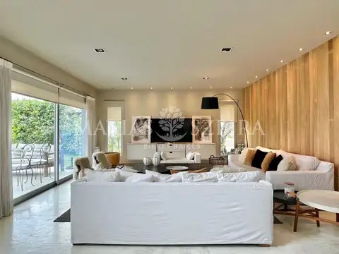 Casa en Venta con 2 cocheras