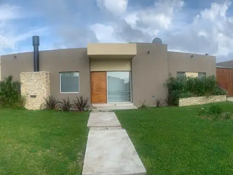 Casa en Venta - 4 Ambientes en Cantón Golf