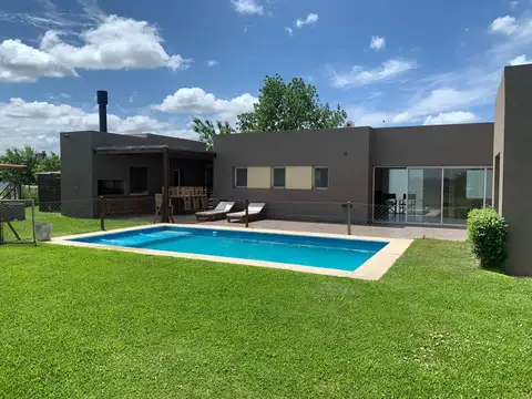 Casa en Venta - 4 Ambientes en Cantón Golf