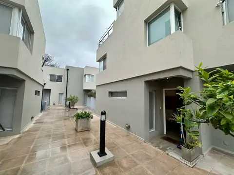 venta casa duplex 4 ambientes con jardin y terraza - seguridad cochera