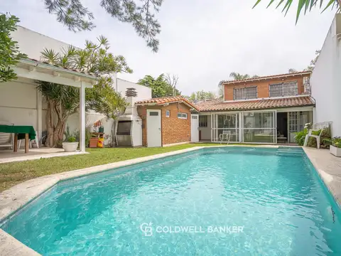 Casa en venta 4 ambientes con jardín pileta y quincho OLIVOS