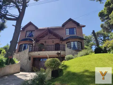 Casa en venta - 3 dormitorios 4 baños 2 cocheras - 332mts2 - Villa Gesell
