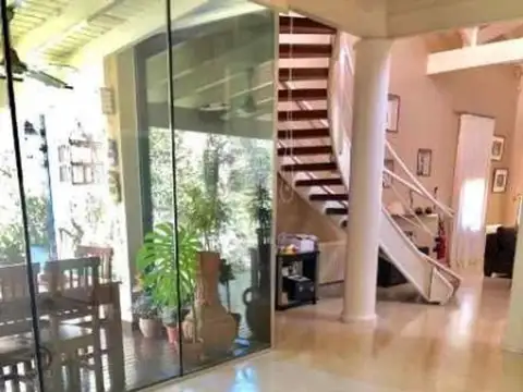 Casa en Alquiler con 6 cocheras