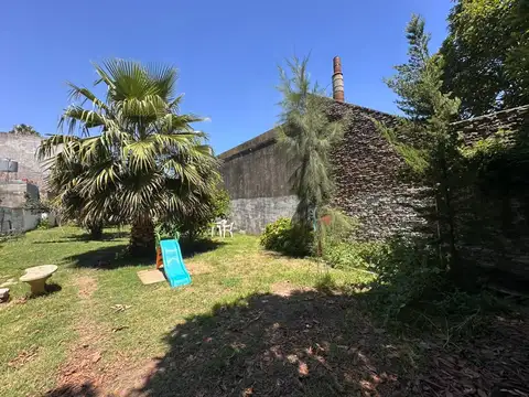 Casa Con local comercial al frente