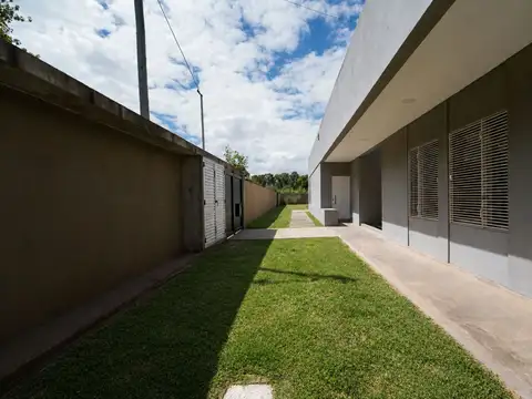 CASA EN VENTA LA PLATA 3 DORMITORIOS AMPLIO PARQUE