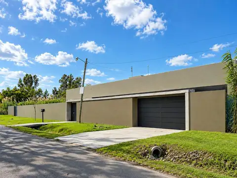Casa en Venta con 2 cocheras