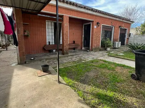 Casa 7 ambientes con 2 baños