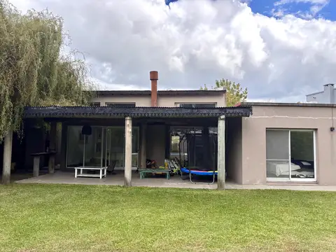 Casa 6 ambientes con 2 baños