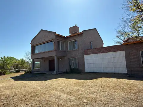 Casa en Alquiler con 3 cocheras