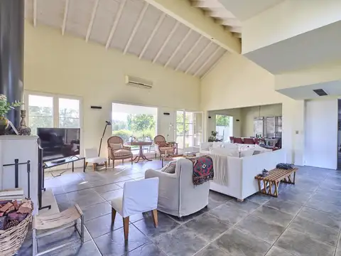 Casa en Venta con 4 cocheras