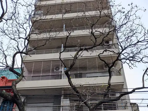 Monoambiente al frente con balcon , muy luminoso.