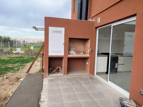 Casa en Alquiler con 4 cocheras
