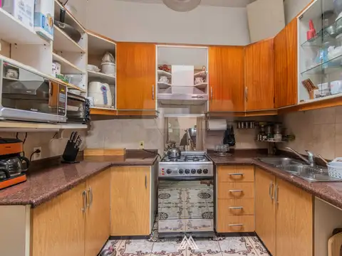 Casa 8 ambientes con 2 baños