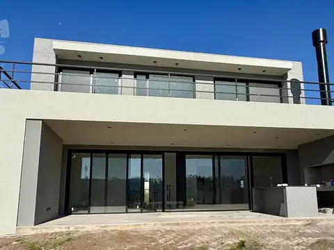 Casa 6 ambientes con 5 baños