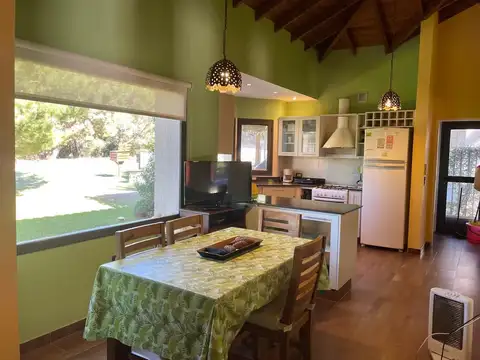 Casa 4 ambientes con 2 baños