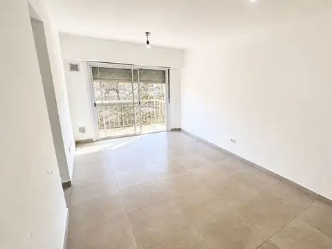 Excelente departamento de 2 ambientes con balcón, al frente.