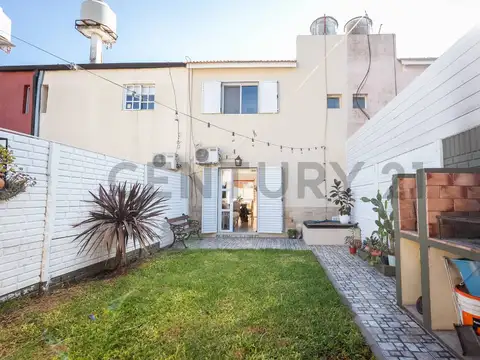 Duplex de dos dormitorios con patio y cochera en venta