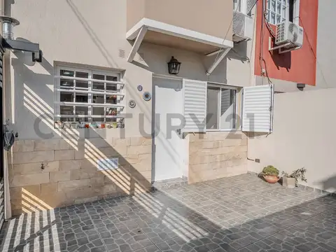 Duplex de dos dormitorios con patio y cochera en venta