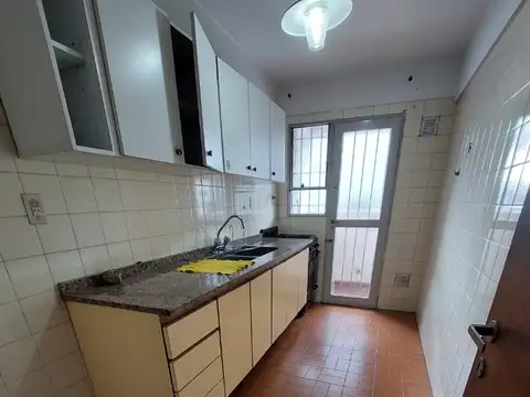 San Lorenzo 2400, Piso 2